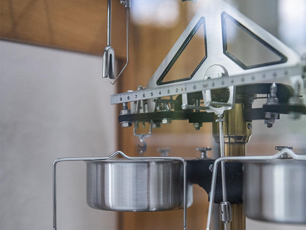 Detailaufnahme einer Waage in einem Labor