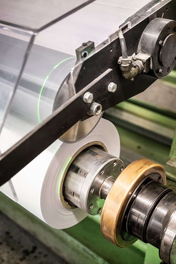 Detailaufnahme Papierrolle in der Produktion