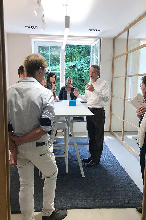 Mann erklärt in einem Workshop vor Publikum