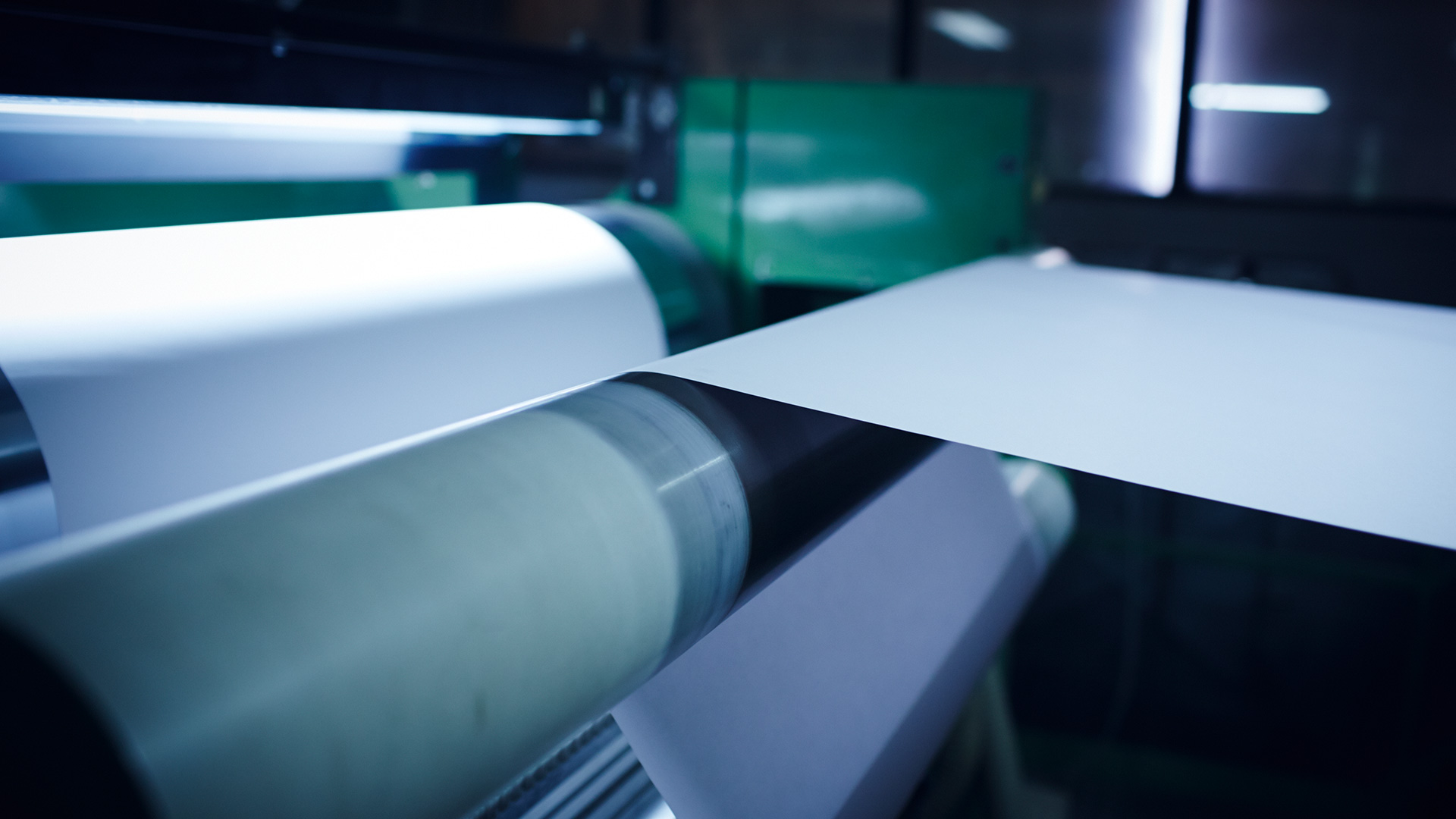 Weißes Papier in Papiermaschine