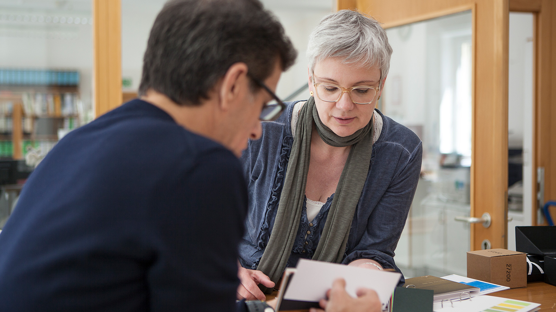 Frau erklärt Mann ein Papier