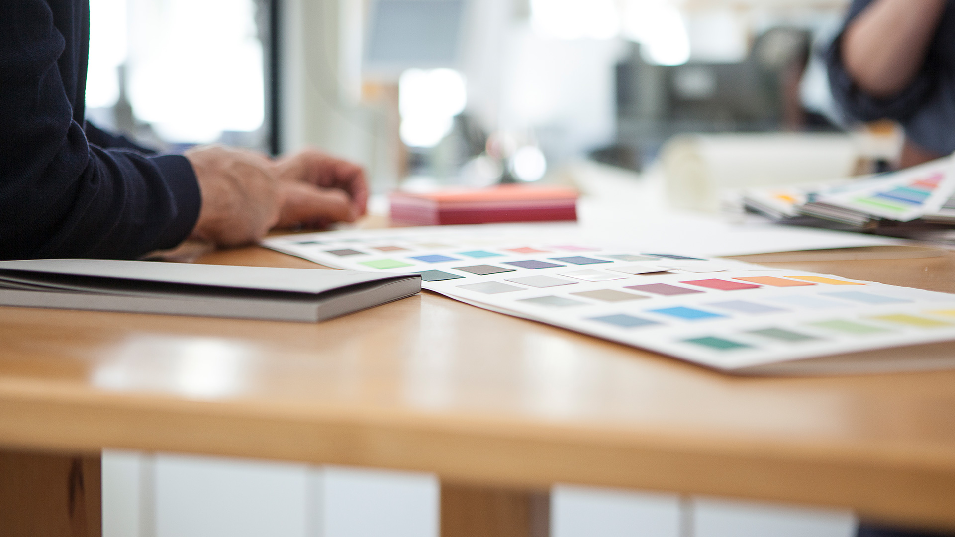 Detailaufnahme von Papiermustern und Händen