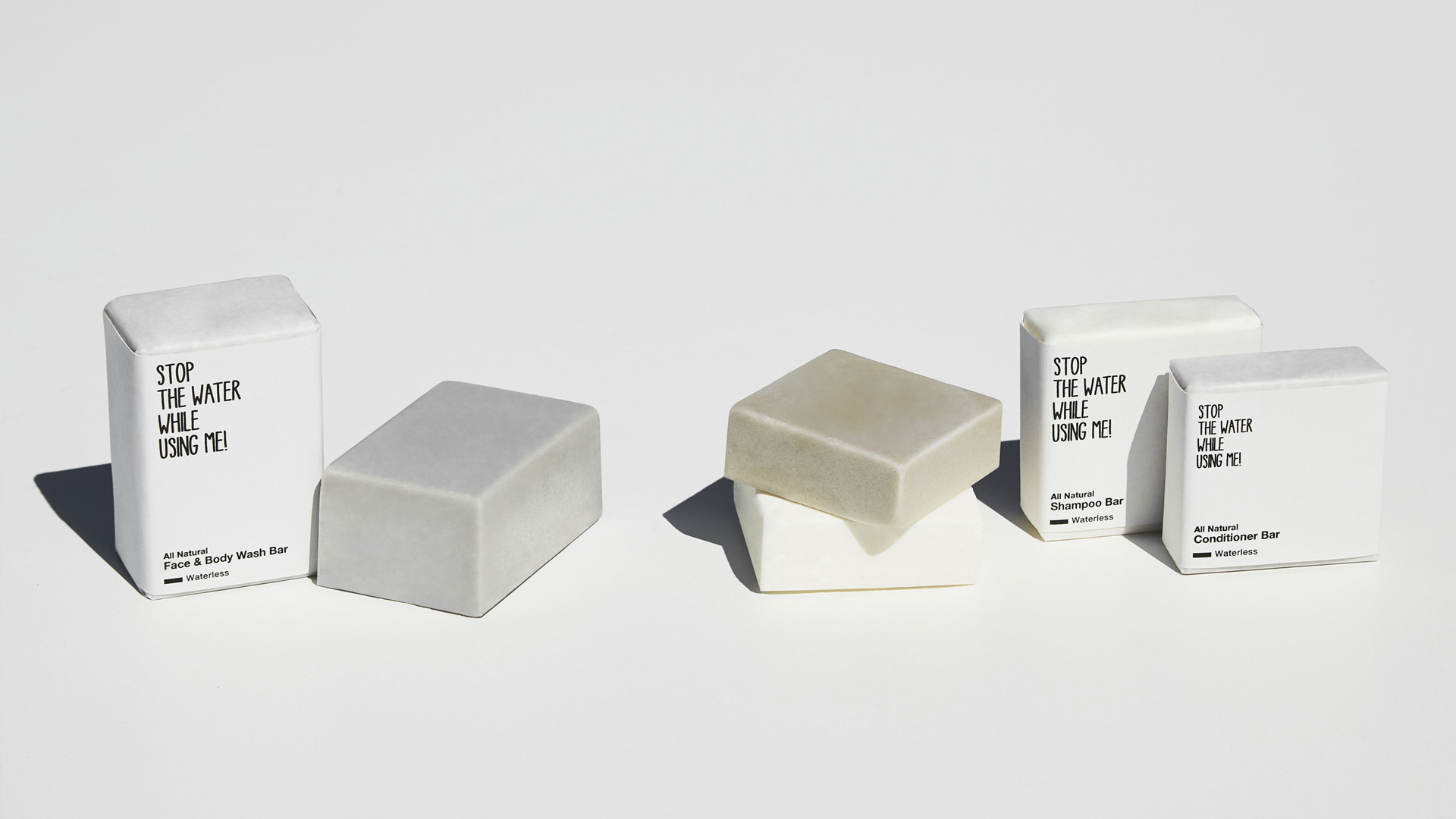 Feste Seifen von Stop the water while using me verpackt mit nachhaltigem weißen Papier