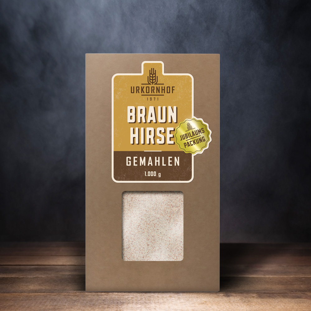 Eine Urkornhofpapierverpackung für Braunhirse welche auf einem Tisch steht