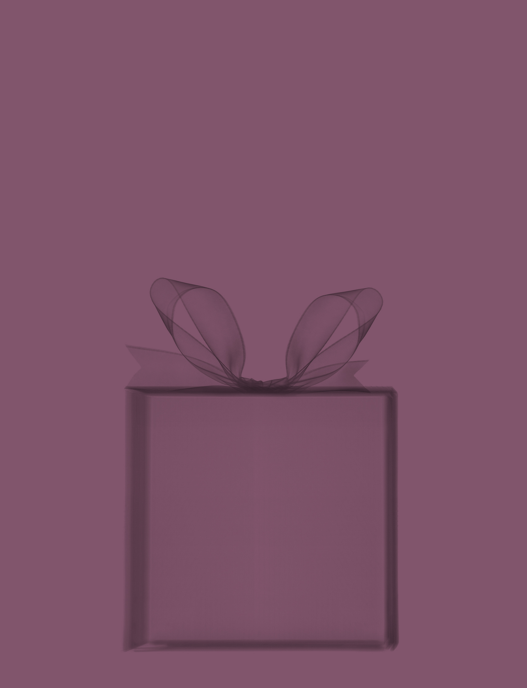 Geschenk vor violettem Hintergrund