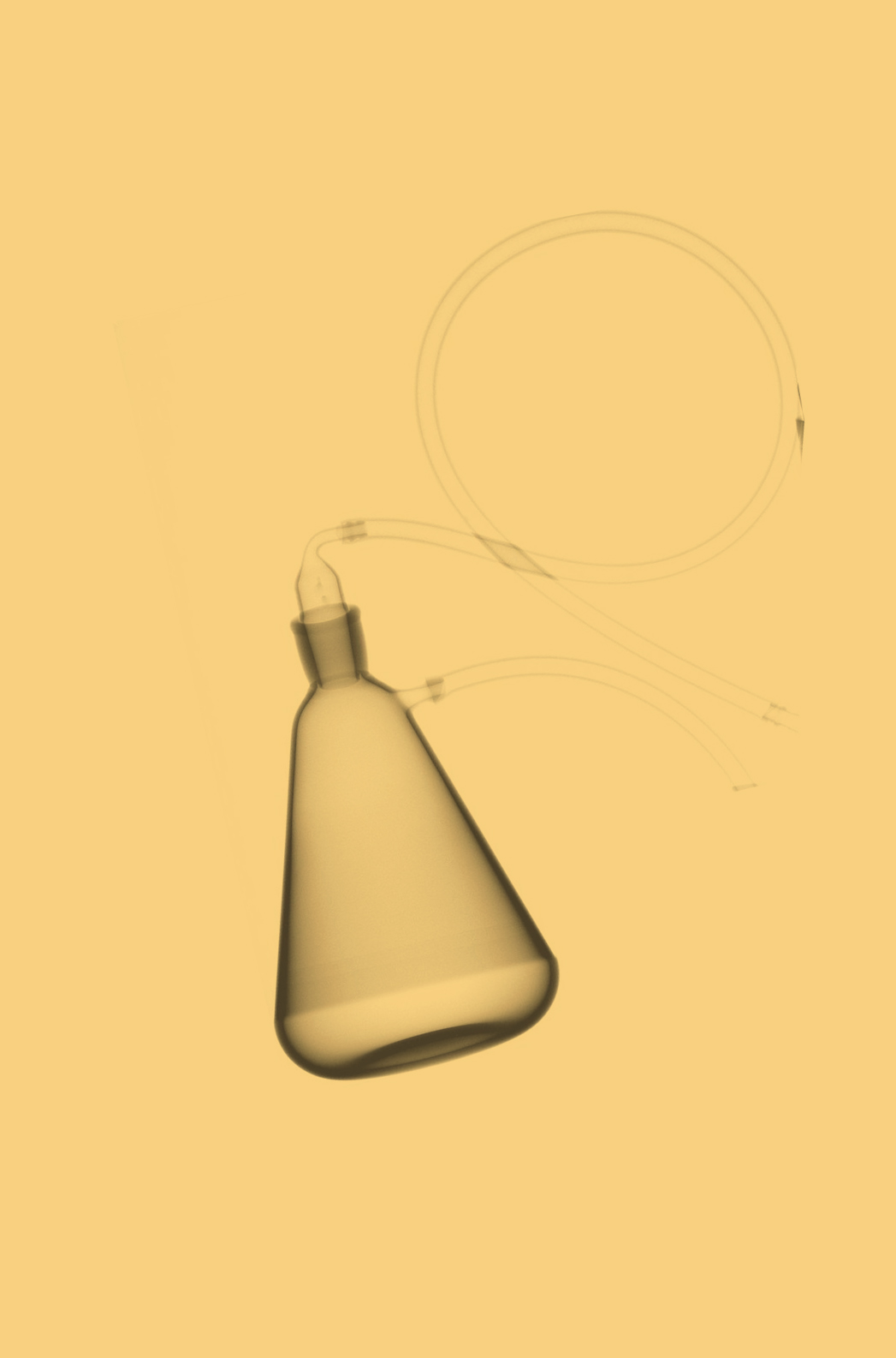 Becherglas und Schlauch auf gelbem Hintergrund