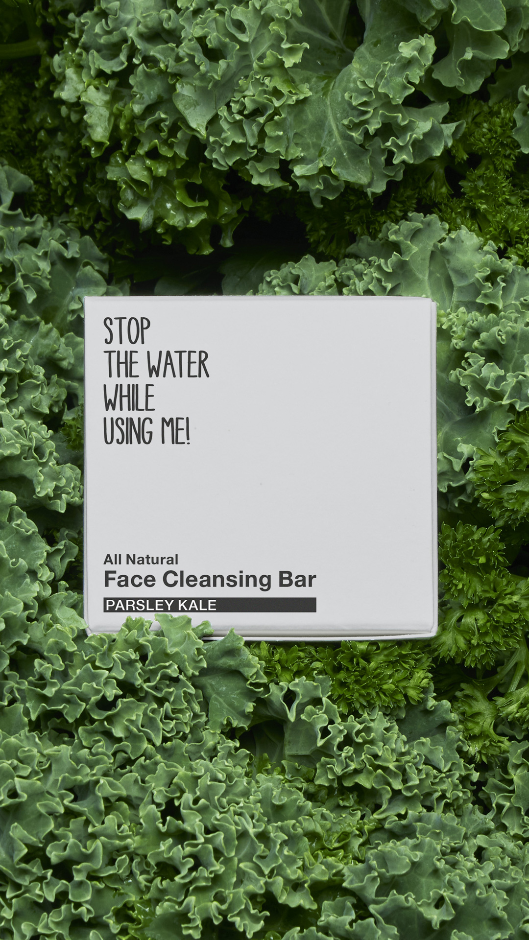 Nachhaltig verpackte Gesichtsseife, der Marke Stop the water while using me ,die auf Grünkohl und Petersilie liegt