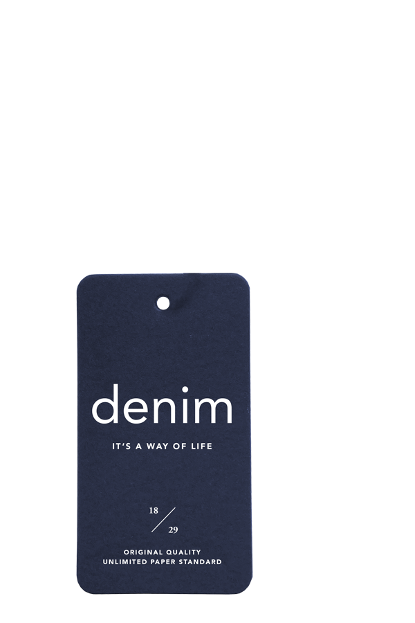 Ein plastikfreies Papierhangtag in dunkelblau ohne Faden