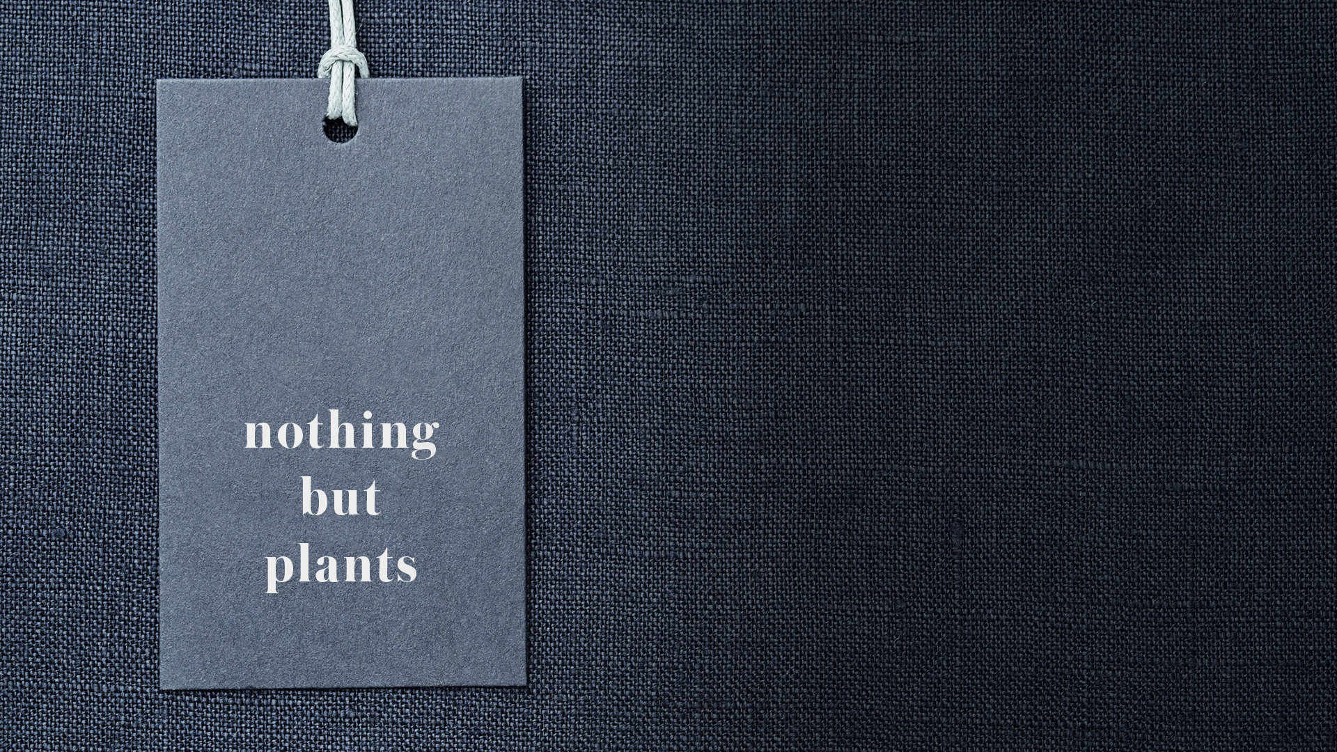 Dunkelblaues Hangtag. Nothing but plants. Nachhaltige Kommunikation
