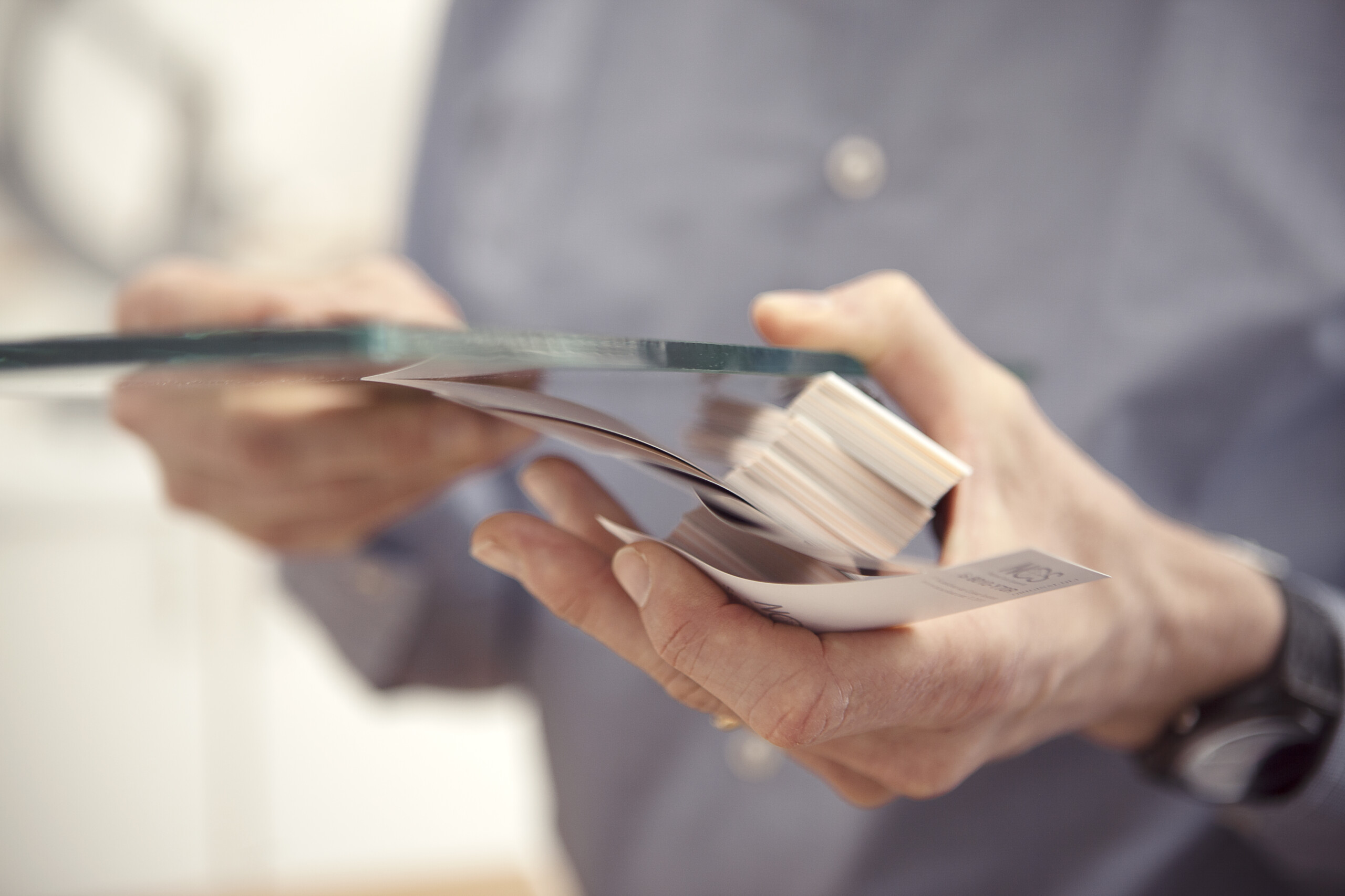 Nahaufnahme einer Hand die Papiermuster hält