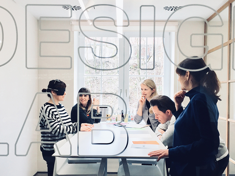 Workshop im Gmund Design Lab. Eine Frau mit Augenbinde fühlt die Haptik des nachhaltigen Papiers.